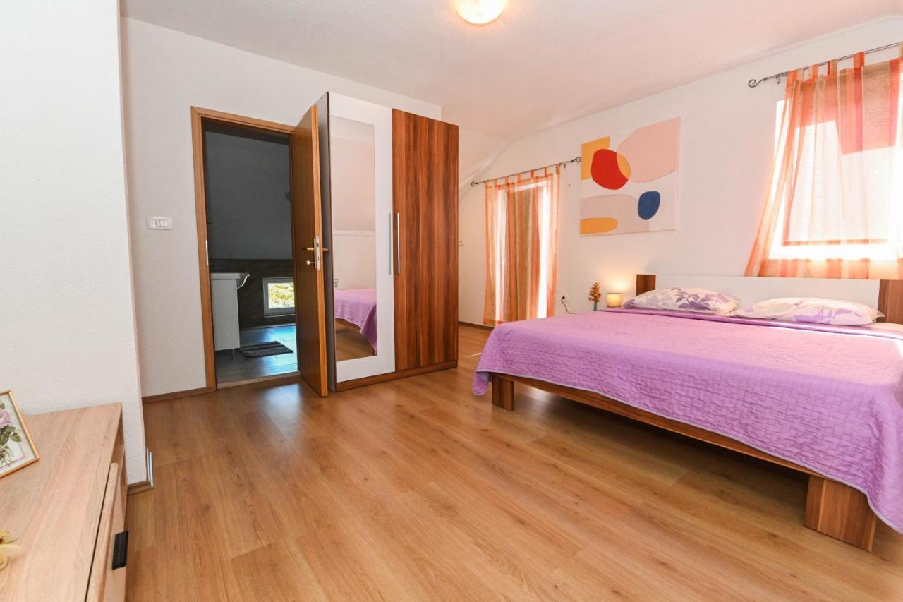 Holiday Home Donji Lepuri Lisicici Eksteriør billede